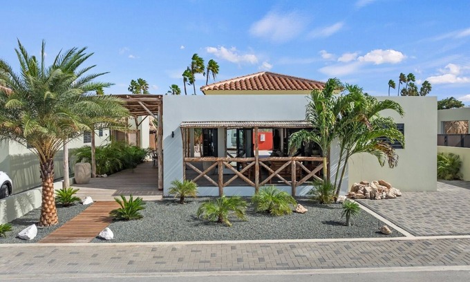 Marie Pampoen Villa | Villa Sunbeam Mambo Beach