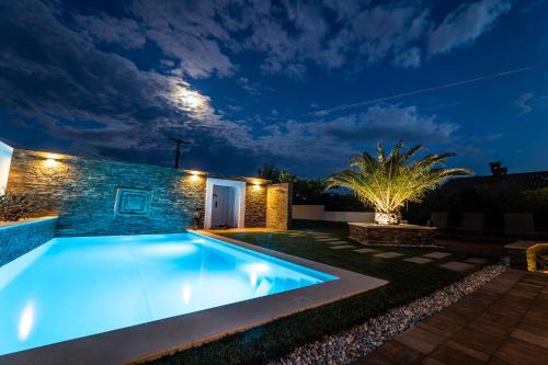 Koper House | Villa Sunset Pool & Spa apartments