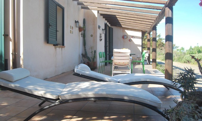 Licata House | Villa surrounded by greenery, a stone's throw from the sea