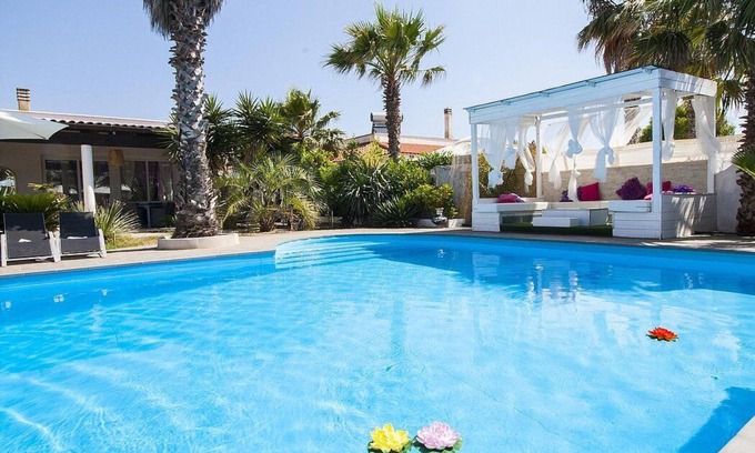 Pizzo Villa | Villa Tentazione: A pleasant and spacious villa situated at a short distance from the beach, with Free WI-FI.