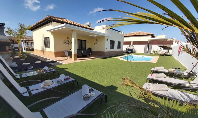 Caleta de Fuste Ski Chalet | Villa Thais with private heated pool in Caleta de Fuste.