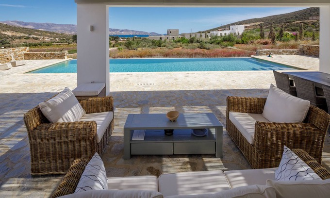 Antiparos Villa | Villa 'The Gallery Home' with Sea View, Wi-Fi and Air Conditioning