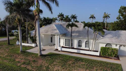 Caloosahatchee Villa | Villa The White House