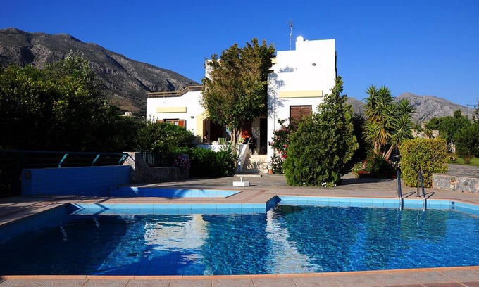 Lefkogeia Villa | Villa Thymari.nCosy 3-bedroom Villa with lush gardens , beautiful view