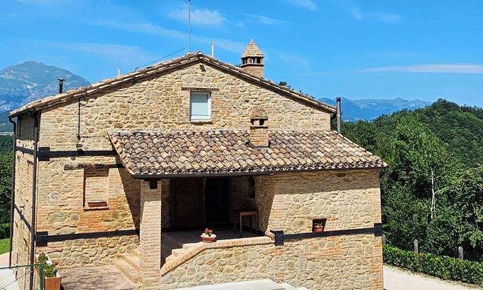 Comunanza Villa | Villa Tiburro nested in a Truffle Farm
