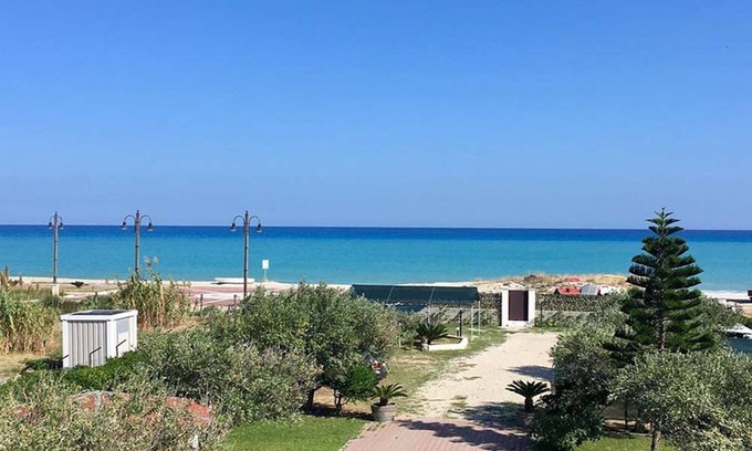Marina di Davoli Apartment | Villa Tigani: direct beach access “Dafne apartment”