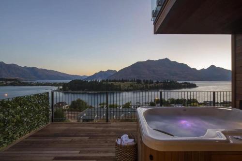 Queenstown Villa | Villa Tihi- Hot Tub- Lake View- Gas Fire- BBQ- AC