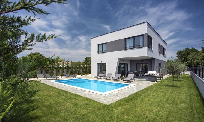 Jadreski Villa | Villa Tika in Pula for families with kids playground