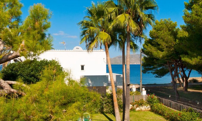 Marina Manresa Villa | Villa Tita de Manresa, con jardines y vista mar