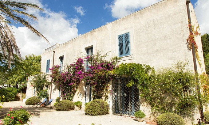 Salemi Villa | Villa Titì - Ancient country house with private swimming pool and park
