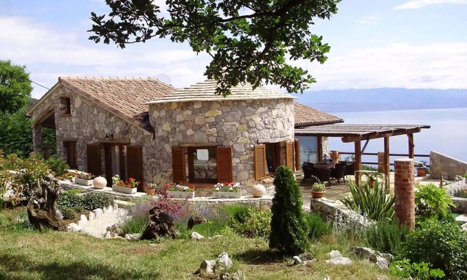 Sveta Jelena Villa | Villa Tramontana - Stone villa with pool & sea view a few minutes from the beach!