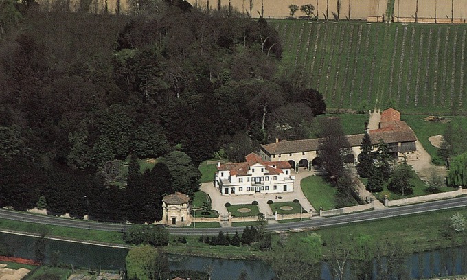 Dolo Apartment | Villa Tron. 'Portico' apartment on the Brenta Riviera between Venice and Padua.