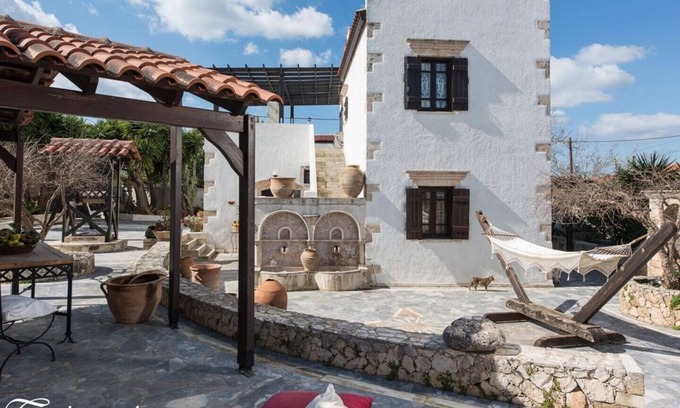 Sternes Villa | Villa Tzivaeri old mansion, huge private courtyard, BBQ, near airport sleeps 8+