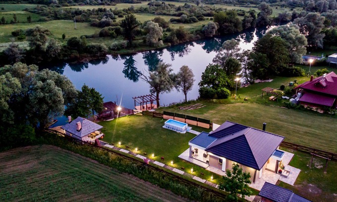 Mali Radic Villa | Villa Una Navis Bihać is situated on the shores of the emerald beauty of the Una