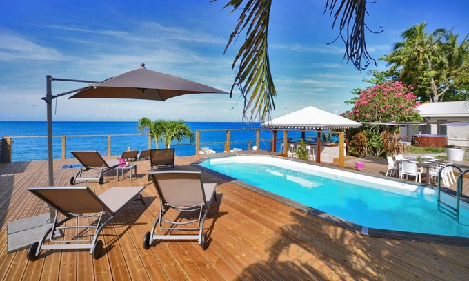 Saint-Pierre Villa | Villa VAIANA Saint Pierre Martinique feet in the water swimming pool sea view