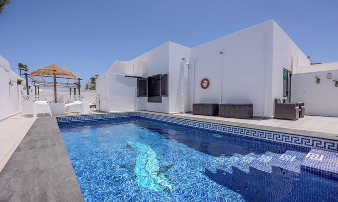 Costa Teguise Villa | Villa Victoria Los Helechos just 700 metres from Playa Bastian beach