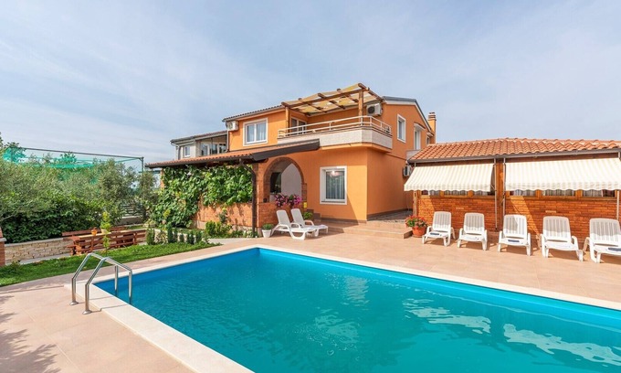 Strpacici Apartment | Villa Visnjan with Pool/Apartment No.1 on the First Floor with Balcony