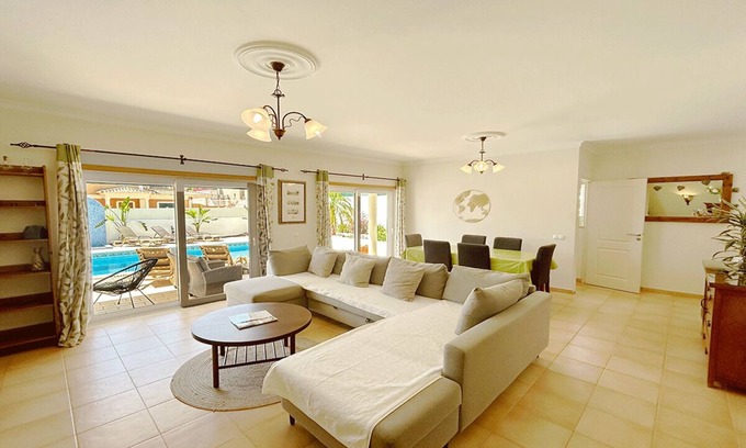 Chinicato Villa | Villa Vista do Montanha - A Beautiful 3-Bedroom Retreat near Lagos and the Beach