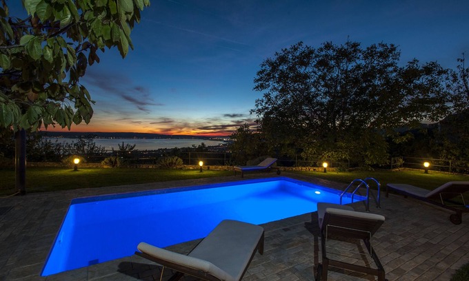 Kastel Kambelovac Villa | Villa Vrh Knježaka Beautifully decorated villa with heated pool