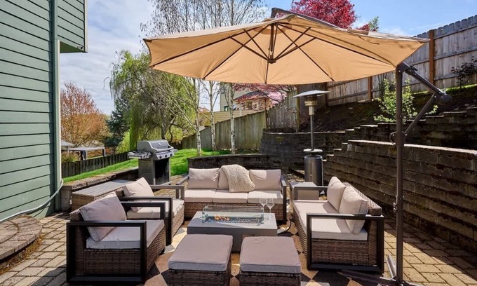 McMinnville House | Villa w Hot Tub Firepit Game Room and EV Charger!