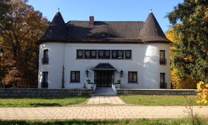 Friedrichroda Condo | Villa Warzenburg, apartment 2 with panoramic view, balcony and fireplace. Vacation with a dog.