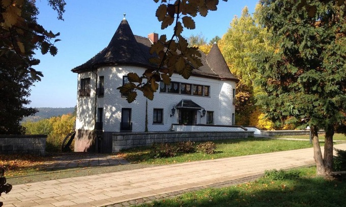 Friedrichroda Apartment | Villa Warzenburg, apartment 1 with panoramic mountain view and terrace. Vacation with a dog.