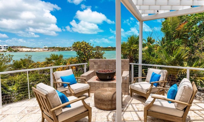 Ocean Point Villa | Villa Waterloo - Waterfront on Silly Creek