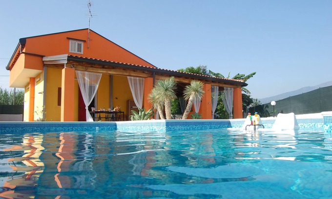 Fondachello House | Villa with swimming pool 80 meters from the sea.
