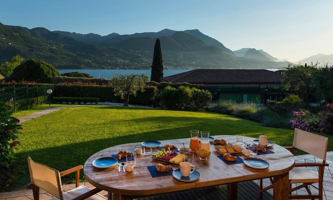 Portese Villa | Villa with Jacuzzi in the garden 100 meters from the lake ideal for families