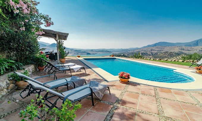 El Gastor Villa | Villa with breathtaking views over Lake Zahara