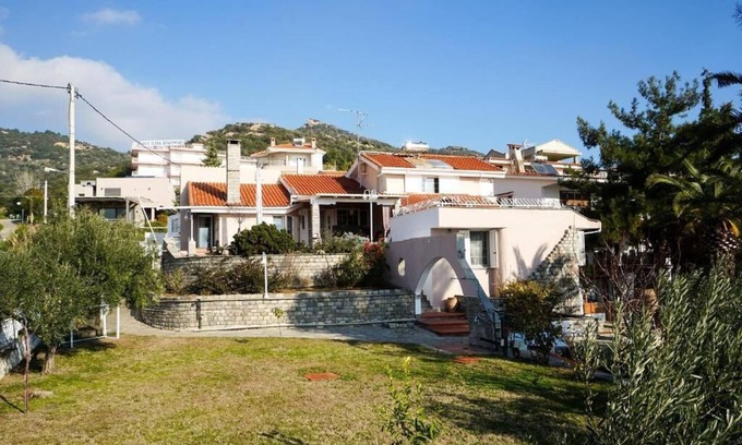 Palaio Tsifliki Villa | Villa with great view and a few steps away from the beach !