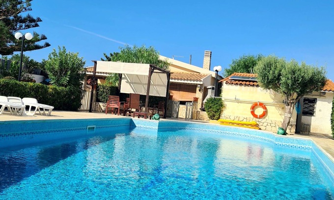 Pachino Villa | Villa with swimming pool facing the sea, for those who love peace and privacy