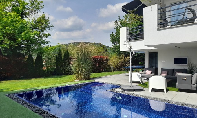 Budaors Villa | VILLA with JAKUZZI + SAUNA + POOL for families, couples and groups of friends.n