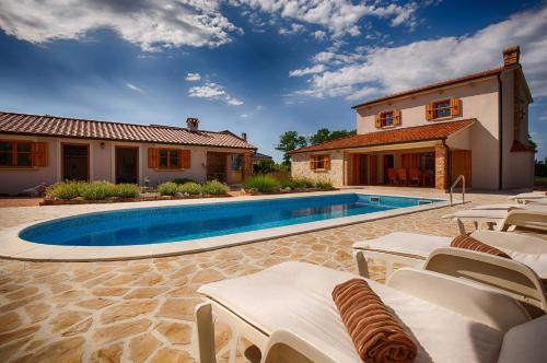 Kras Villa | Villa with pool, garden, in a quiet small village - by Traveler tourist agency Krk - ID 2179
