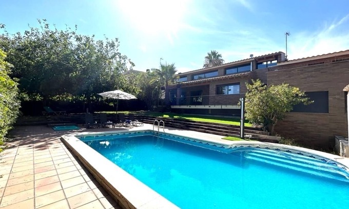 El Roc de Sant Gaieta Ski Chalet | Villa with pool, parking and wifi next to Roc de Sant Gaieta with sea views.