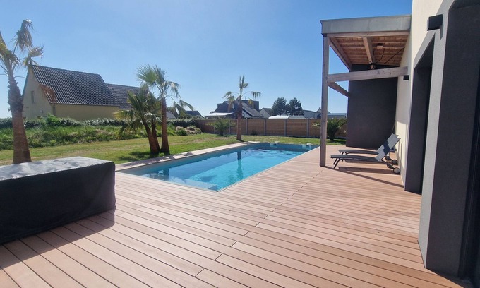 Bretteville-sur-Ay Villa | Villa With Swimming Pool and Jacuzzi 50 Meters From the Sea