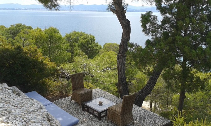 Limni Vouliagmenis Villa | Villa with small beach just underneath