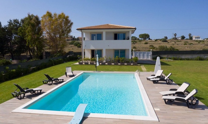 Plemmirio Villa | Villa with swimming pool a few meters from the sea (protected marine reserve of Plemmirio)