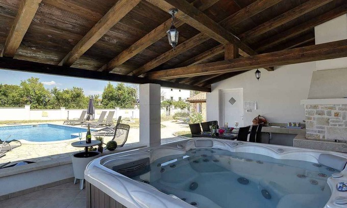 Filipana Villa | Villa with swimming pool and jacuzzi
