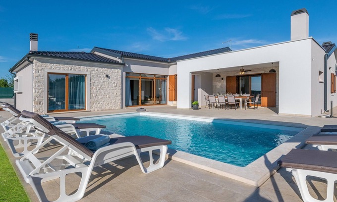 Peroj House | Villa with swimming pool, 500 m from the sea, TOP LOCATION, barbecue, washing machine, dishwasher