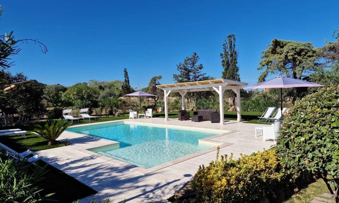 Sorso Villa | Villa with swimming pool, surrounded by flower gardens, near the sea.