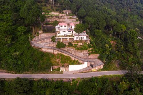 Sabathu Villa | Villa Woodside Meadows by VEO - 3 BR Hillside Retreat in Kasauli