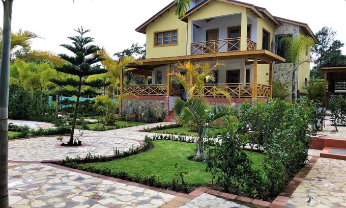 La Vega Province House | Villa Yisbel By Hospedify - Villa con Piscina, jacuzzi, mesa de billas, y cancha de Basketball