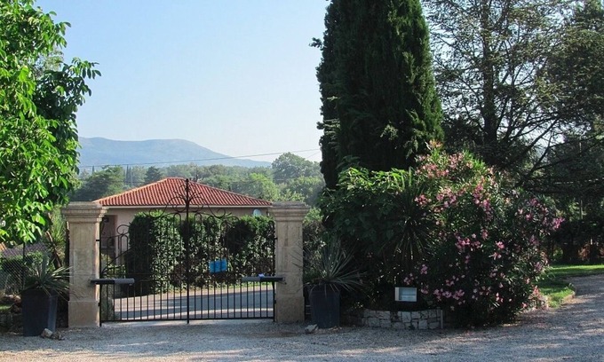 Roquefort-les-Pins Villa | Villa Zelda Large 3bed 100m².Stylish French Decor.Pool & Garden.Amenities nearby