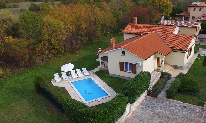 Topid House | Villa Zina with pool, family-friendly and quiet location