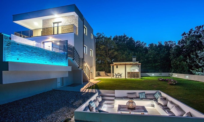 Omis Villa | Villa Zora -luxurious villa with heated pool, sauna, 4 bedrooms, 10 persons max