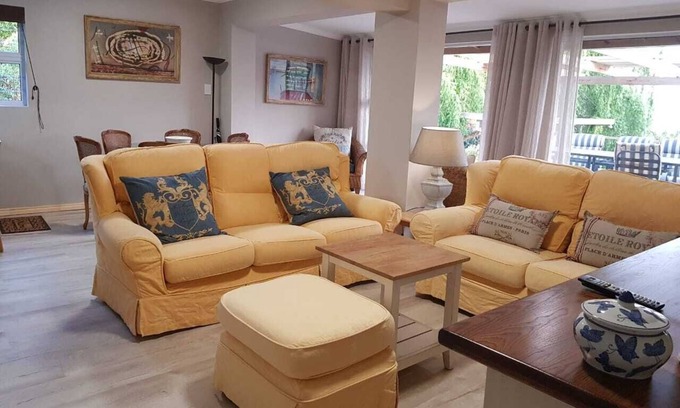 Old Place Apartment | VillaChé with garden aspect and views to Lagoon