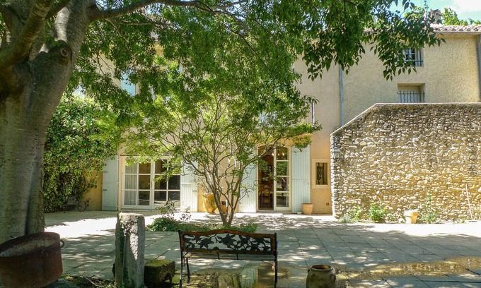 Sainte-Cecile-les-Vignes Ski Chalet | Village house with garden and swimming pool in Provence