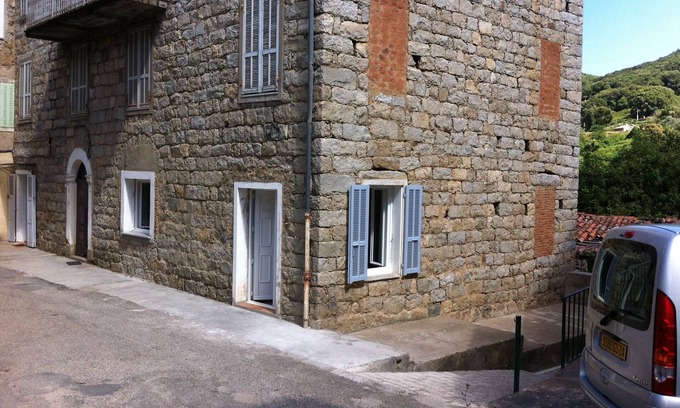 Sainte-Lucie-de-Tallano Apartment | Village Apartment
