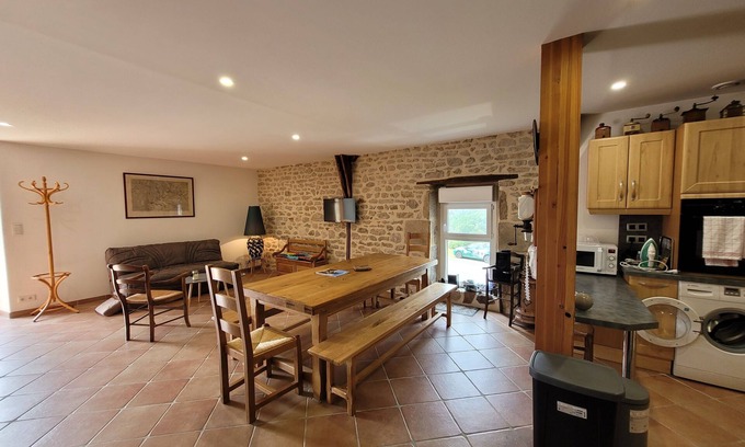 Perols-sur-Vezere House | Village house with terrace